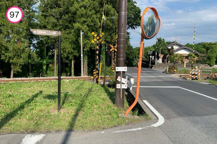 踏切手前を左へ