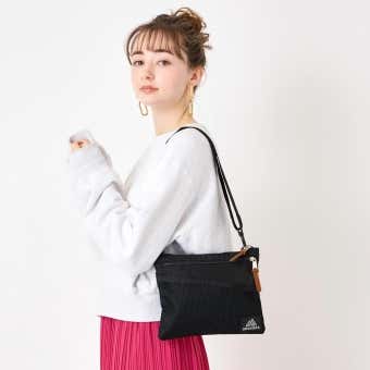 クラシックサコッシュMを下げる女性