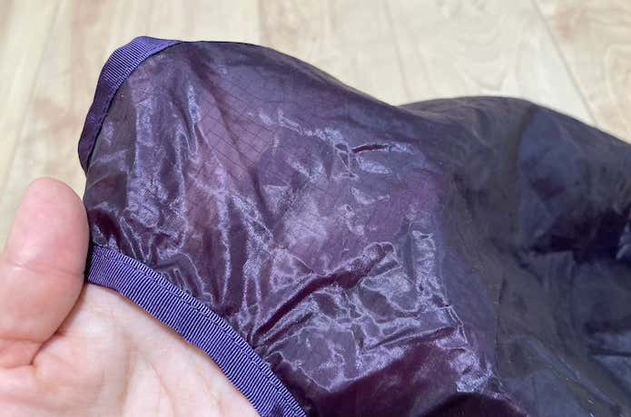 生地は薄くて軽いけれども、しっかりとたハリがある