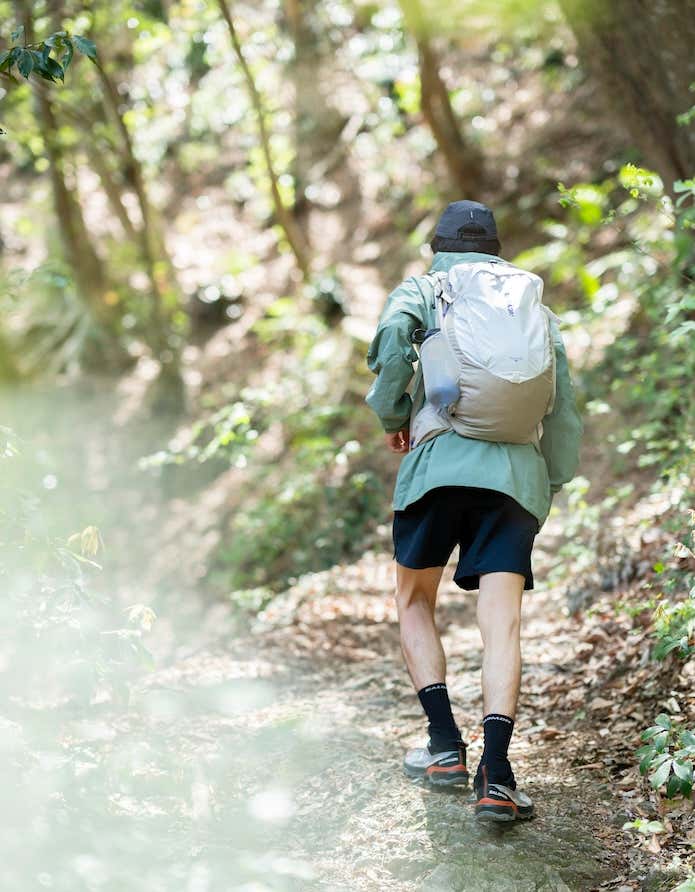 登山する男性