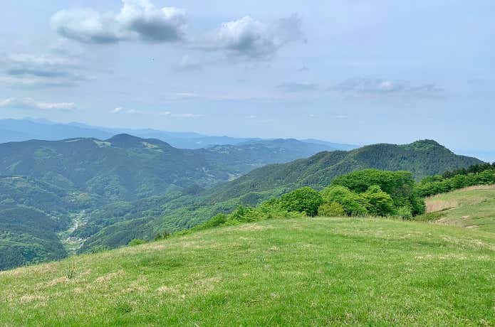 堂平山からの笠山・奥には後半で歩く稜線も