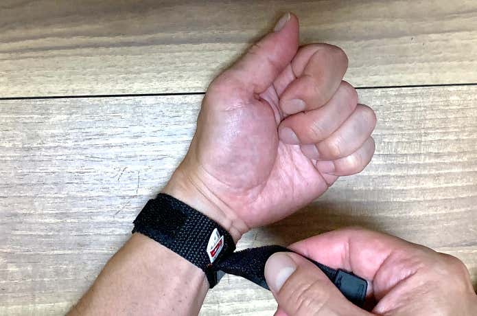 メディカルバンドを腕に巻き付ける