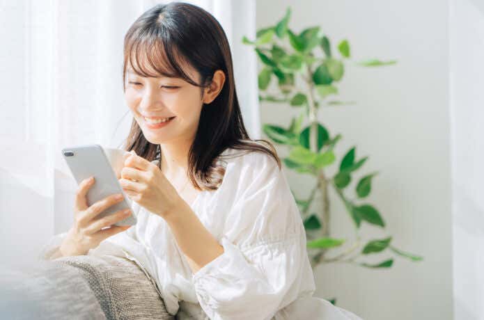 Amazonスマイルセール スマホを見る女性