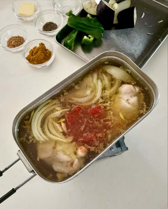 ③手羽元に焼き目がついたら、玉ねぎをさっと炒め、水、ホールトマト、コンソメ顆粒、塩小さじ1/4を入れて煮込む。