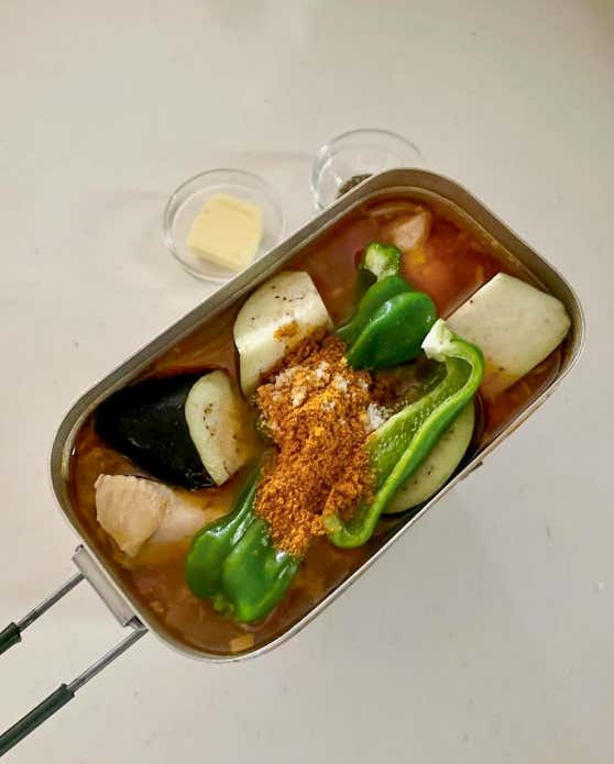 ④20分程度煮込んだら、なす、ピーマン、カレー粉を入れて5~10分程度煮込む。