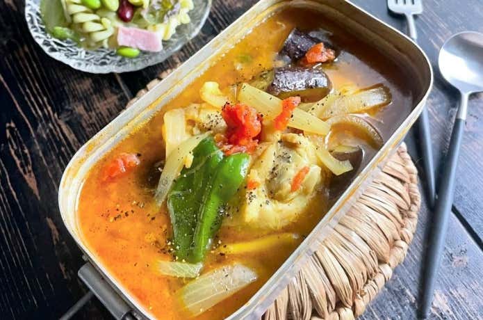スパイシーで美味しい！ゴロゴロ夏野菜の「トマトチキンカレー」