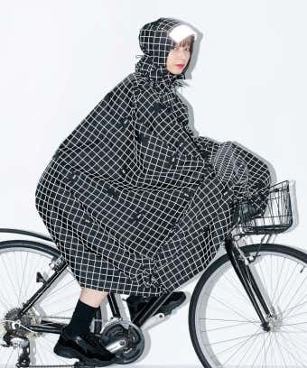 ポンチョを着て自転車に乗る人