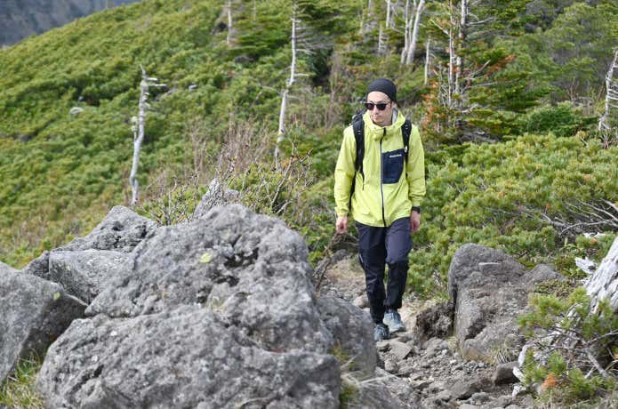 モンベル スーパー ドライテック ピークシェル ジャケット 山を歩いている人