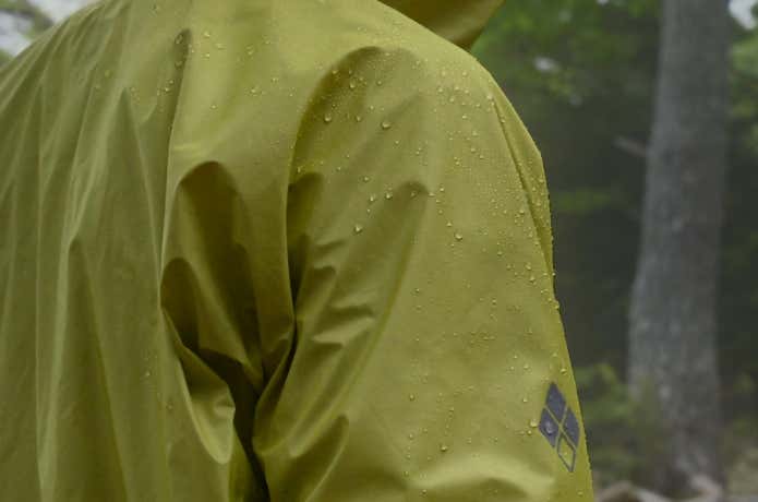 モンベル スーパー ドライテック ピークシェル ジャケット 雨で濡れている様子