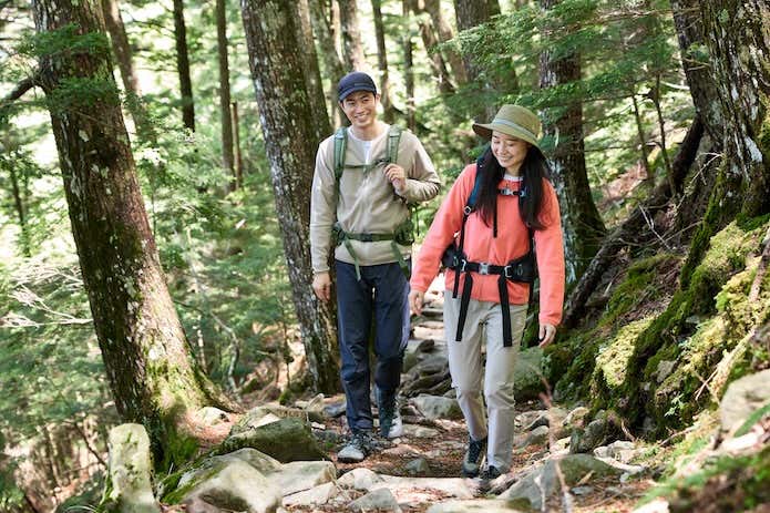 登山する男女