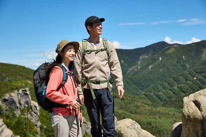 登山する男女