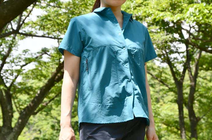 ベンチレーションシャツを着用した女性