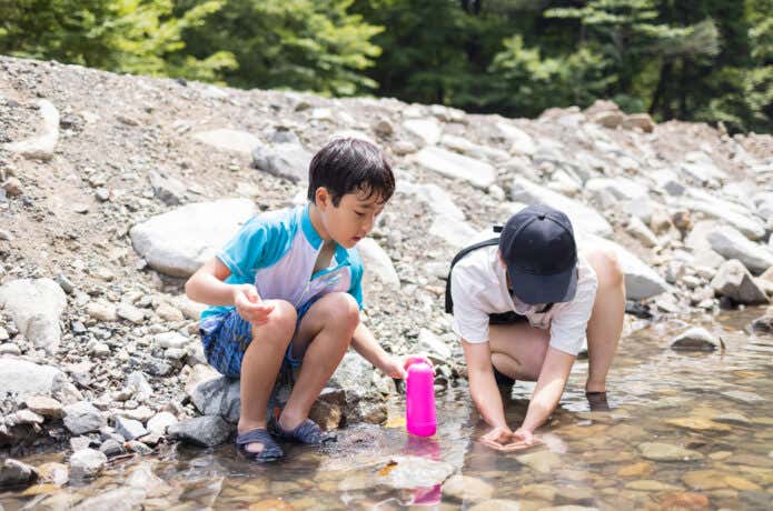 川遊びで活躍するマリンシューズ