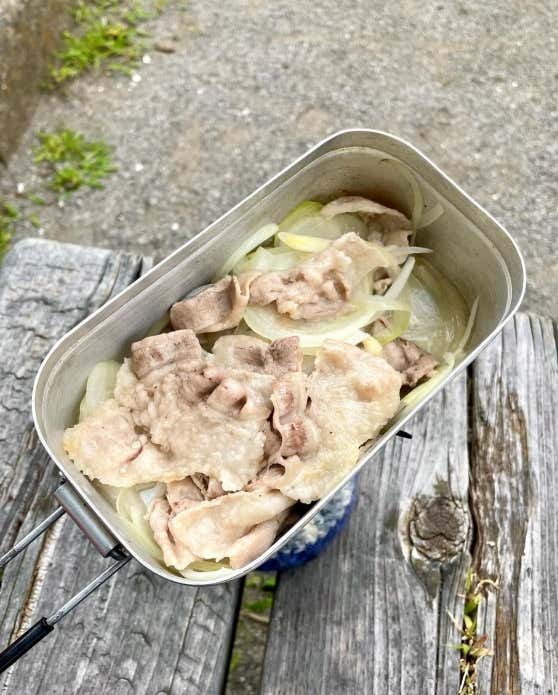 ①豚バラ、玉ねぎを食べやすい大きさに切る。大葉は細切りにする。にんにくはみじん切りにする。
②メスティンを熱し、サラダ油(分量外)を引き、ニンニク、豚バラ、玉ねぎ、塩、こしょうを入れて炒める。
③具材に火が通ったら、やきそば麺を入れて水を加えてほぐしながら炒める。
④麺がほぐれたら合わせ調味料Aを入れて、混ざったら出来上がり。
⑤最後にみょうが、しそを載せて出来上がり