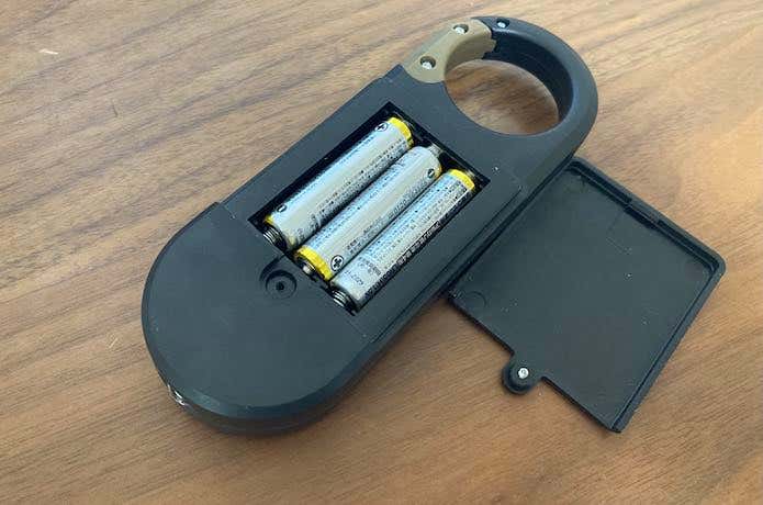 単四電池３本が必要