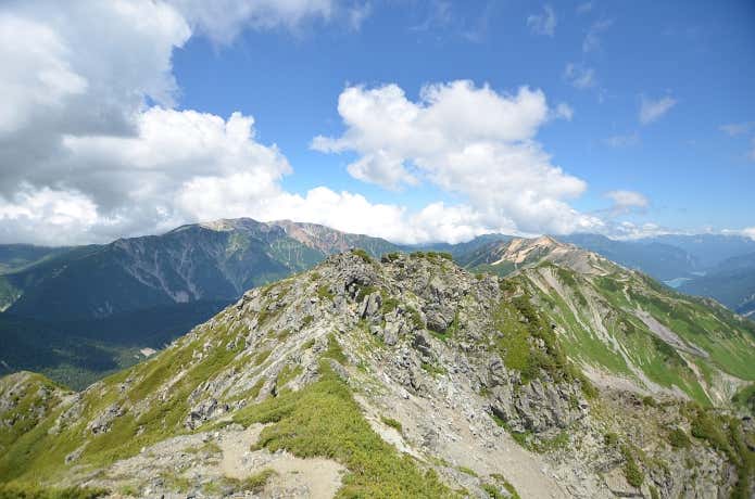 水晶岳から赤牛岳を望む