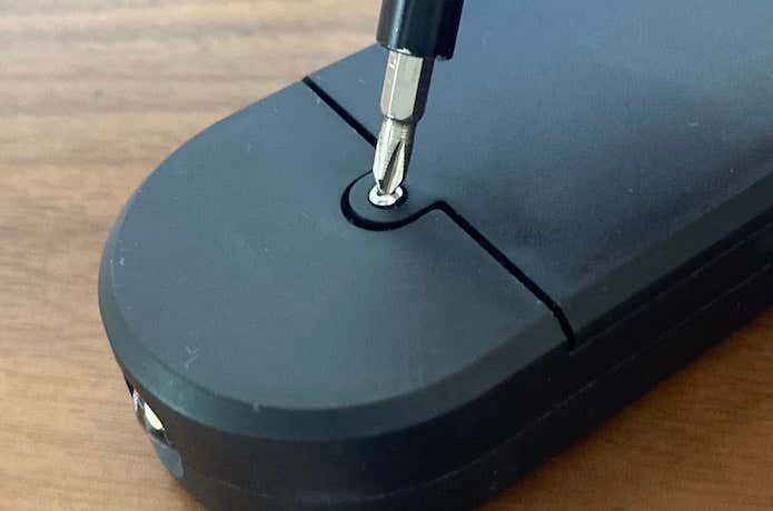 電池はドライバーをつかってネジを外して交換する必用がある