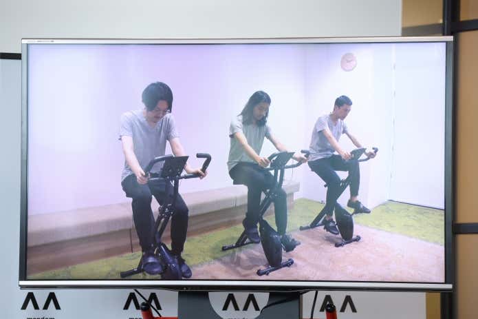 実証実験の様子（エアロバイクをごぐ3名の被験者）