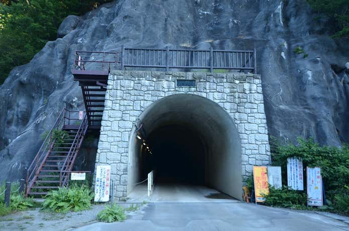 裏銀座登山口へ向かうトンネル