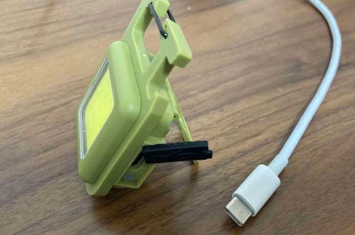 充電端子USBボートにTypeCケーブルを差し込んで充電
