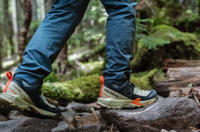 サロモン　X ULTRA ALPINE GTX　石を歩く人