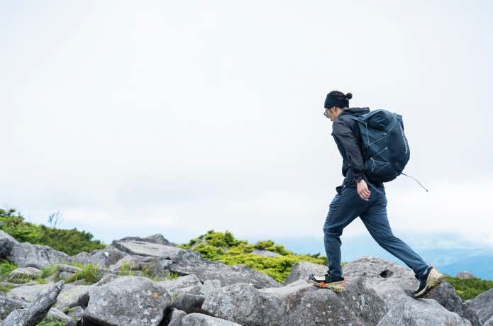 サロモン　X ULTRA ALPINE GTX　岩を歩く人