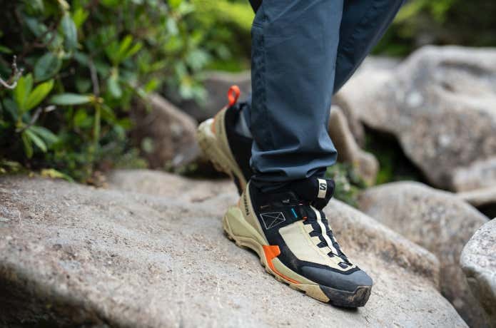 サロモン　X ULTRA ALPINE GTX　石の上を下っている人