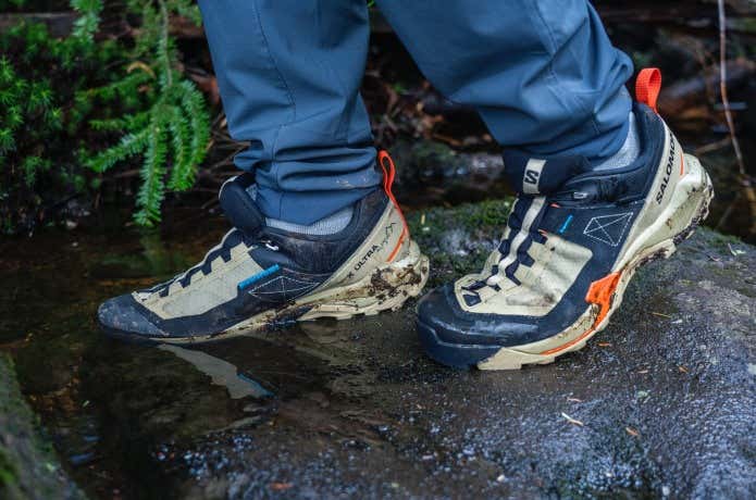 サロモン　X ULTRA ALPINE GTX　水たまりを歩く人
