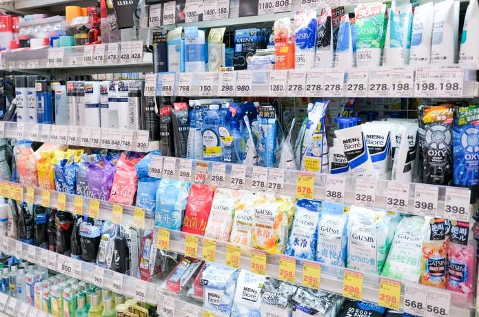 スグドラッグ原宿店の制汗・デオドラント製品コーナー