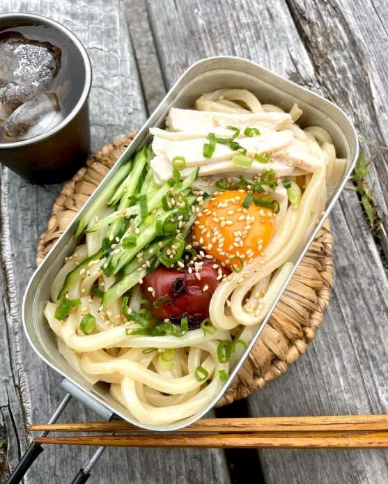 ④うどんの上に具材をのせて出来上がり。