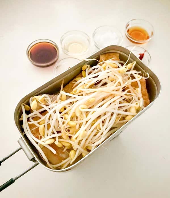 ④厚揚げが温まったら豆もやしを入れ、合わせ調味料Aを入れる。