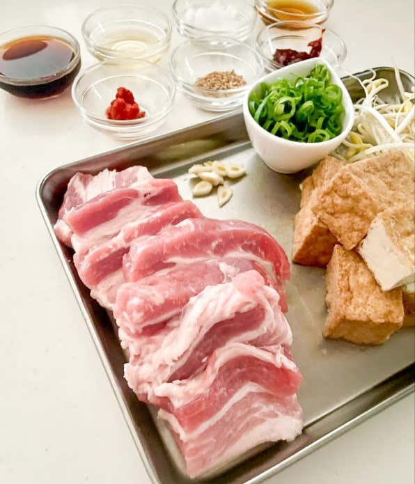 ①豚バラは0.5cm幅で切る。厚揚げは食べやすい大きさに切る。にんにくはみじん切りにする。