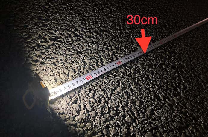 強モードでは30cmを超えると薄暗くなる