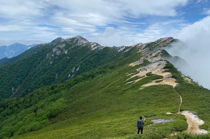 燕山荘へ戻る稜線