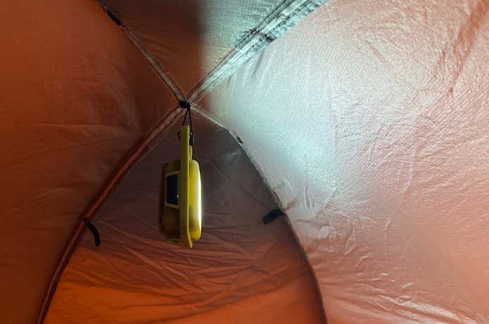 カラビナで吊るすと片面しか照射しない