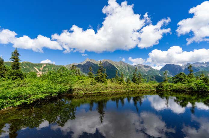 鏡池から望む槍ヶ岳
