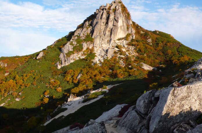 紅葉に包まれた烏帽子岳