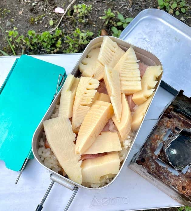 ③蓋をして、固形燃料で25分程度炊飯する。④炊き上がったらタオルなどを巻いて10分保温する。⑤蓋を開け混ぜて、バター、黒こしょうをかけて出来上がり。