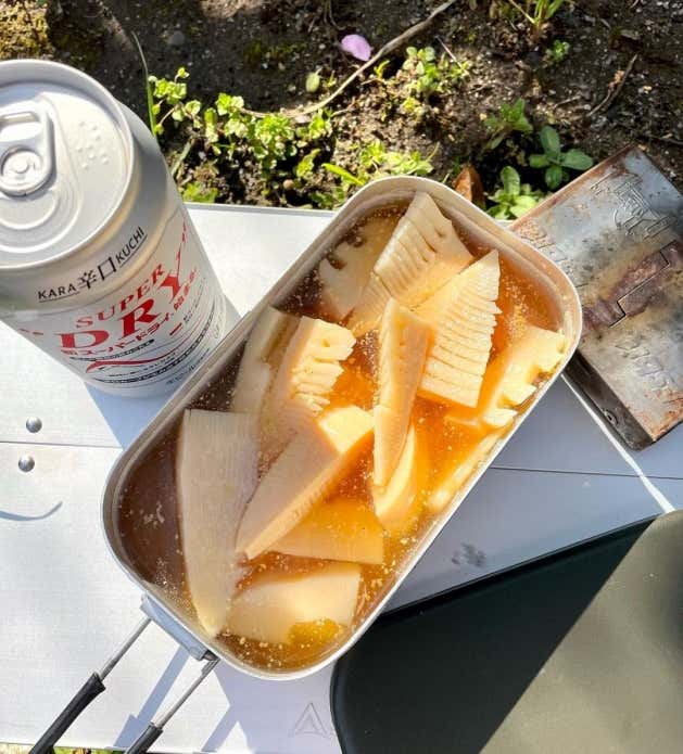 ①たけのこ、ベーコンを食べやすい大きさに切る。②メスティンにお米、コンソメ、しょうゆ、酒を入れてから、リベット（メスティン内側にある丸ぽち）の真ん中に水を合わせる。合わせてからたけのこ、ベーコンの具を入れる。