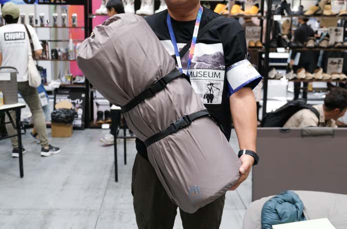 汚れが落ちやすい角張10cmインフレーターマット　収納サイズ