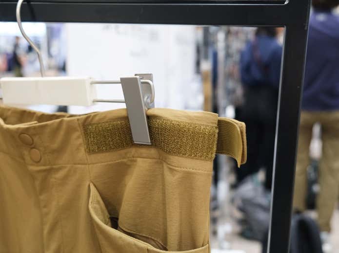PREMIUM超撥水 ソフトシェルトレックパンツ　ウエスト調節部分