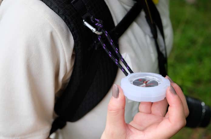 気温を確認する登山者