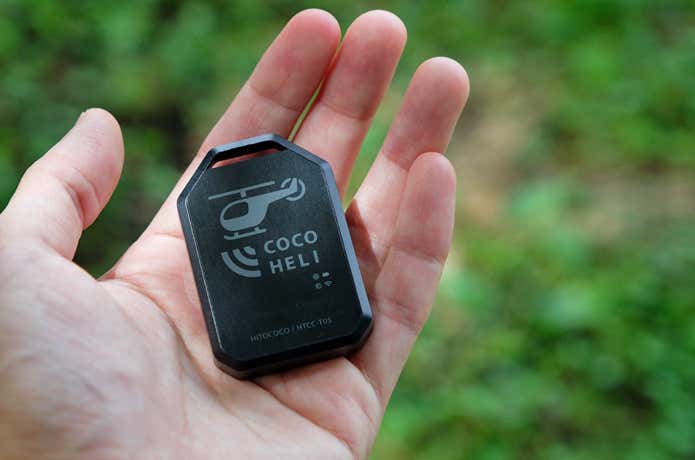 ココヘリ端末を手のひらに乗せている様子