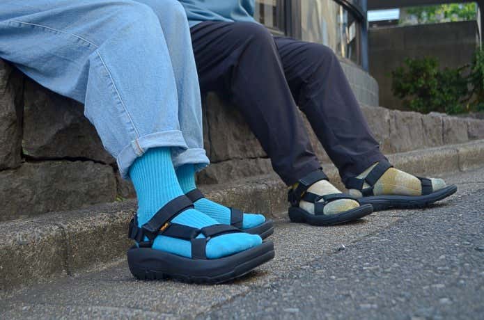 テバのサンダルを履いている2人の足元