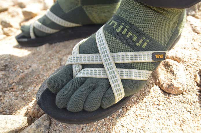 injinjiの靴下とテバのサンダルを履いている人