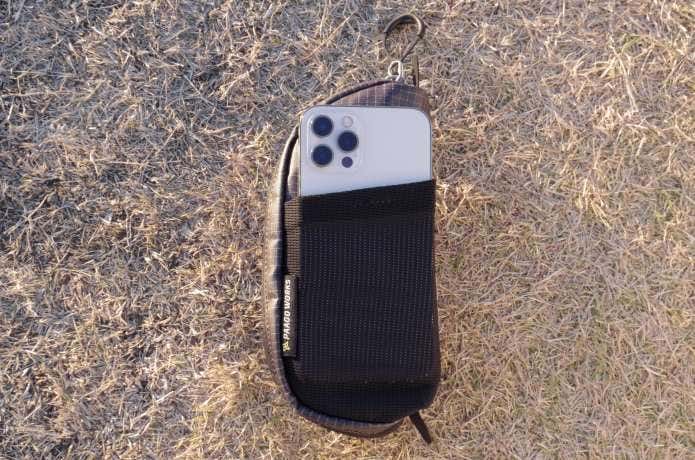 スマホポーチ（SNAP S）にスマホを収納している様子