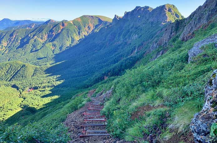 急傾斜の登山道などでの搬送は危険