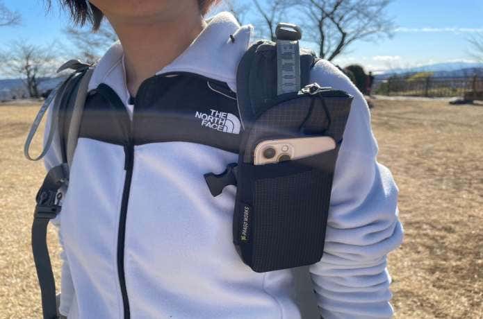 スマホポーチ収納シーン