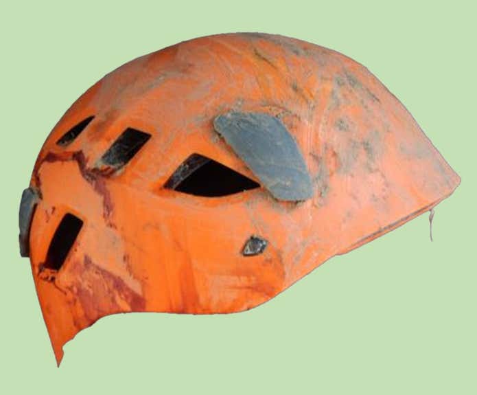 滑落した登山者がかぶっていたヘルメット