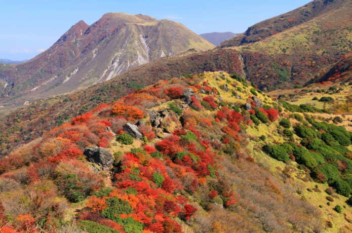 沓掛山から見る稜線の紅葉